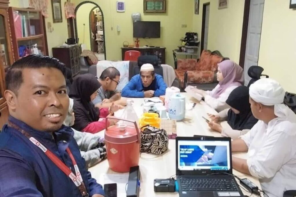 Sesi latihan kumpulan kecil bersama trainer dan peserta